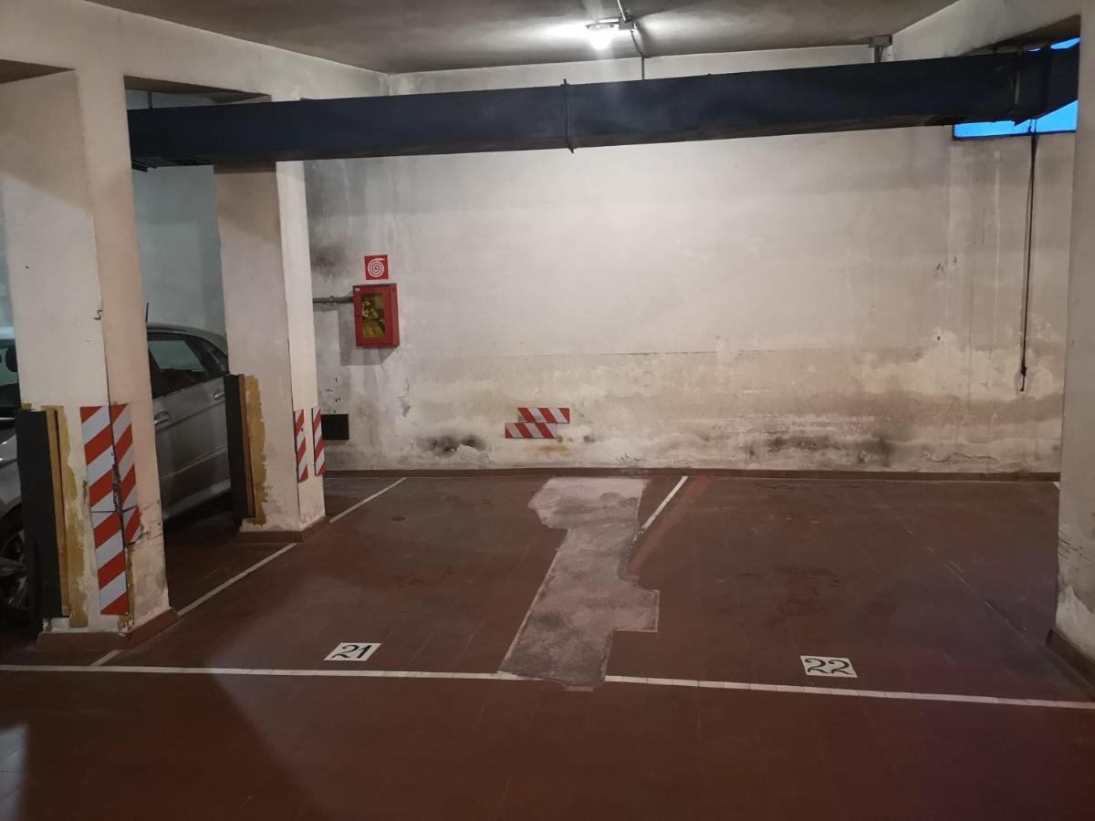 Convenient Family Apt With Private Parking เมสเตร ภายนอก รูปภาพ