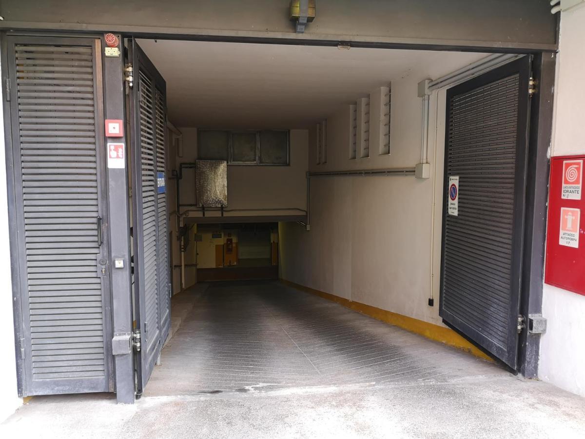 Convenient Family Apt With Private Parking เมสเตร ภายนอก รูปภาพ