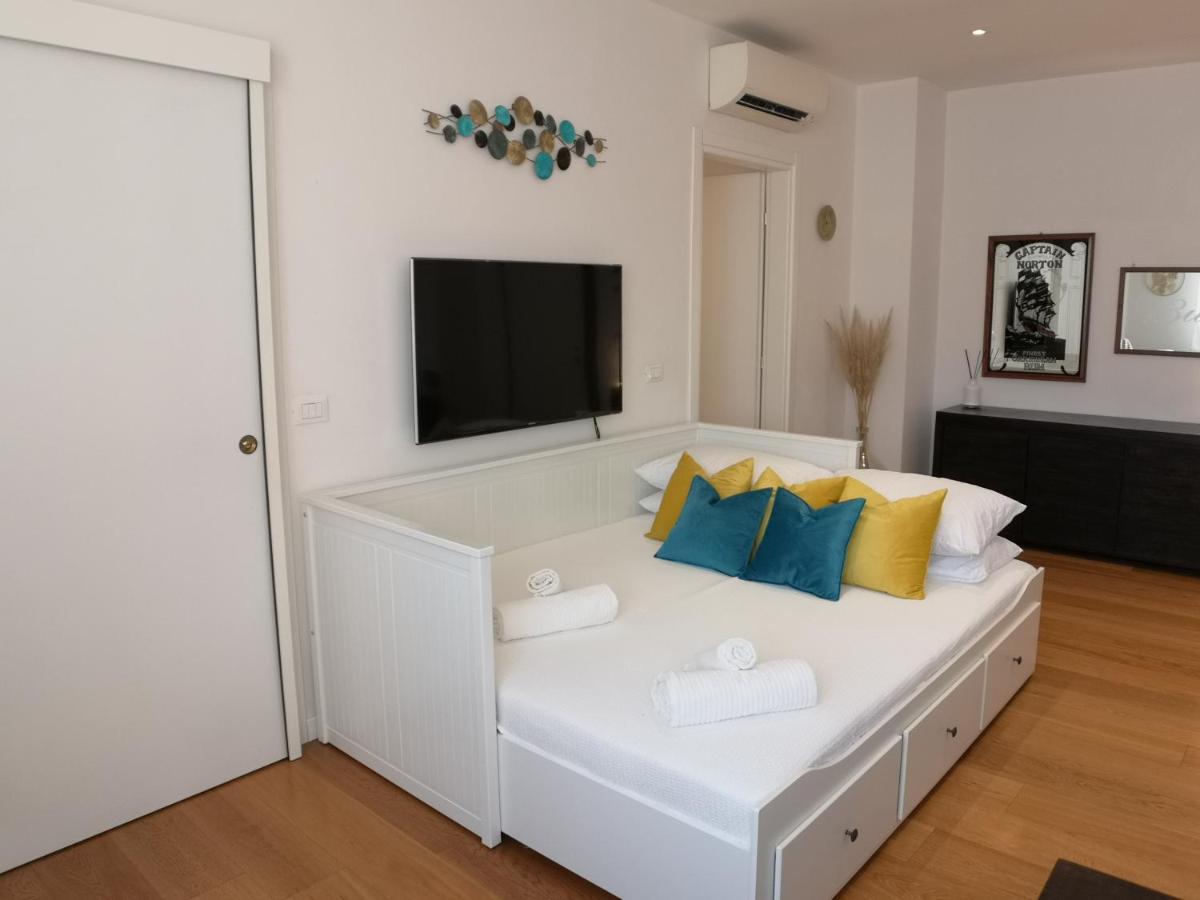 Convenient Family Apt With Private Parking เมสเตร ภายนอก รูปภาพ