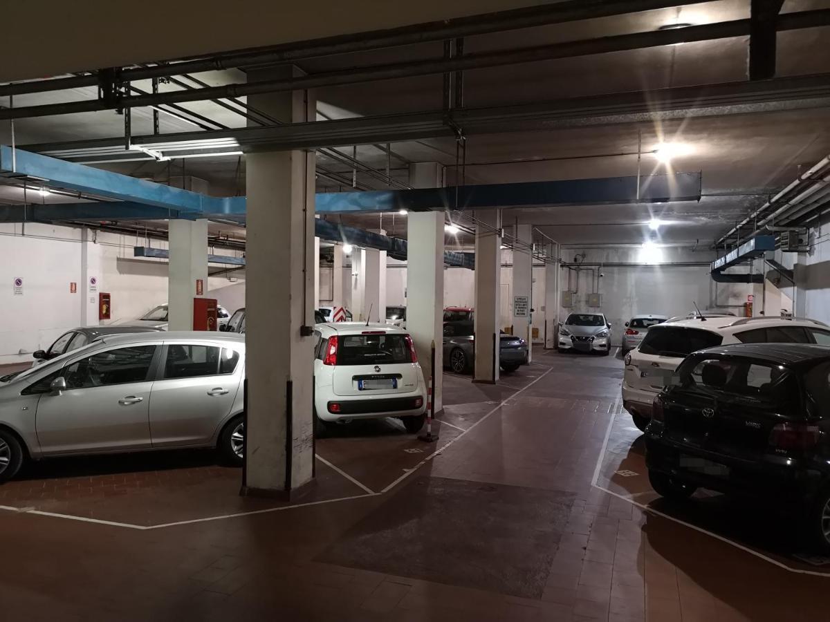 Convenient Family Apt With Private Parking เมสเตร ภายนอก รูปภาพ