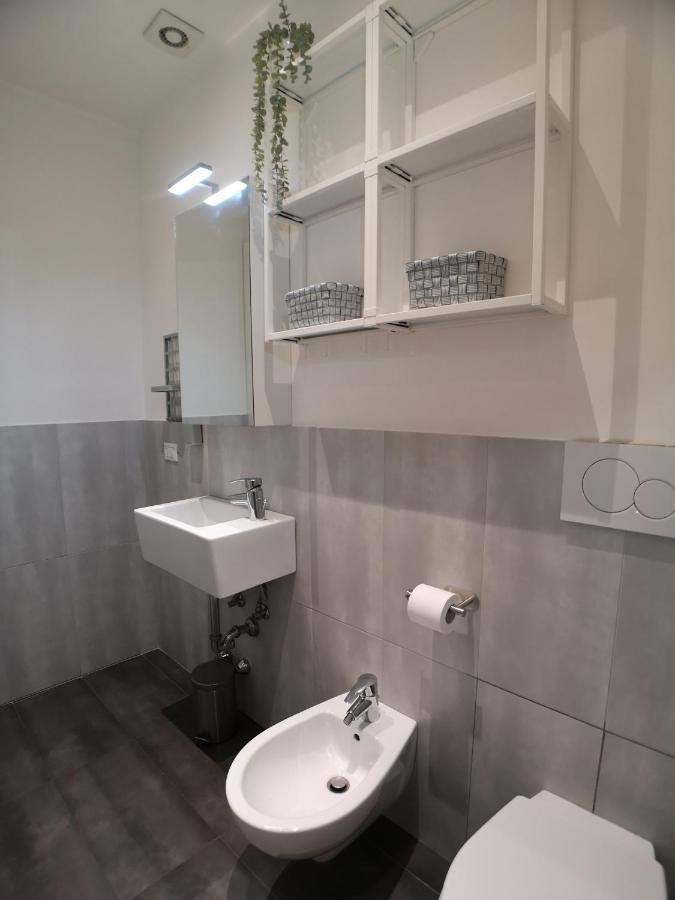 Convenient Family Apt With Private Parking เมสเตร ภายนอก รูปภาพ