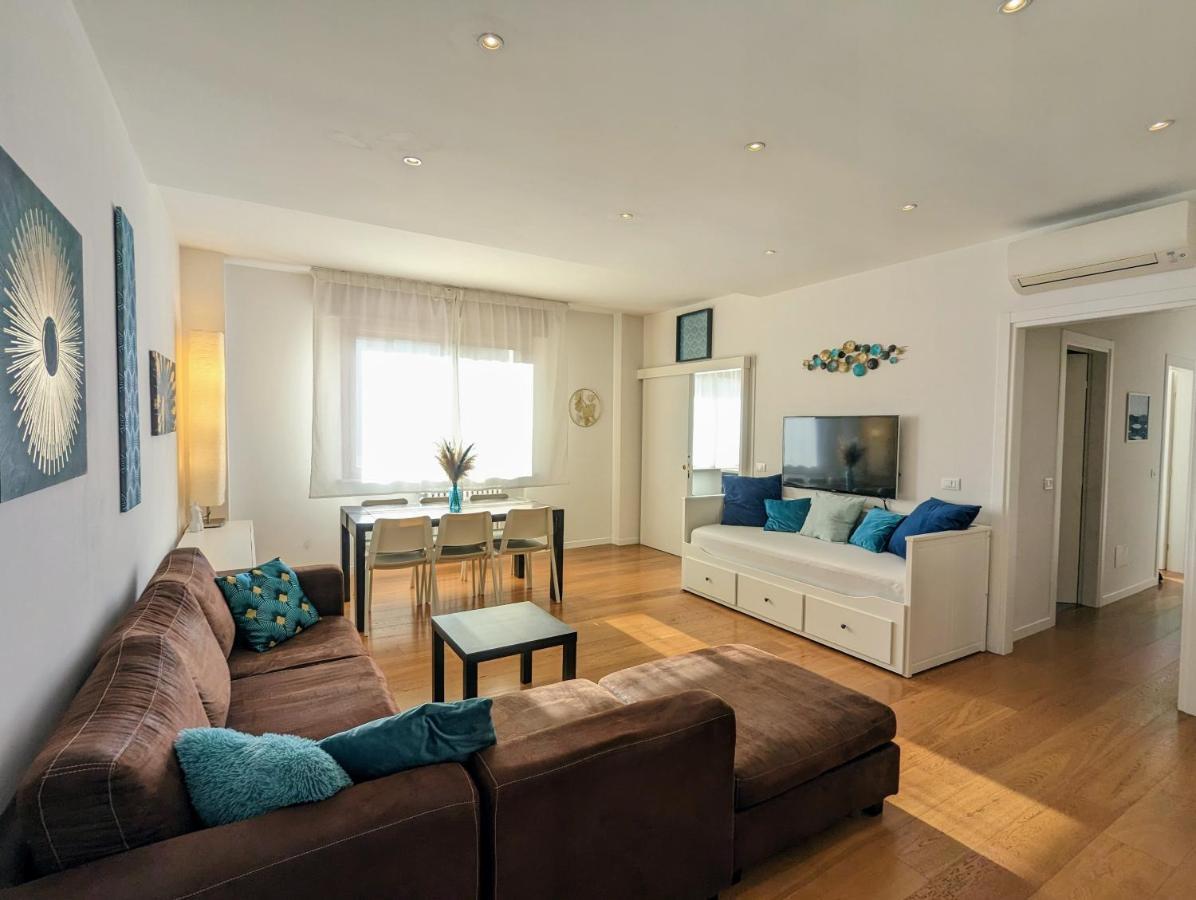 Convenient Family Apt With Private Parking เมสเตร ภายนอก รูปภาพ